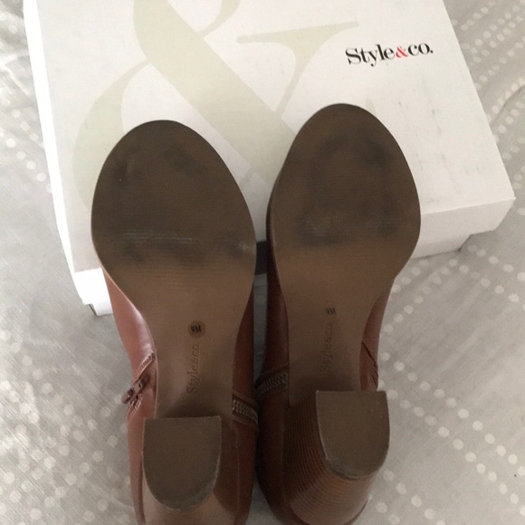 Size 9 women’s brown booties. - Picture 3 of 7